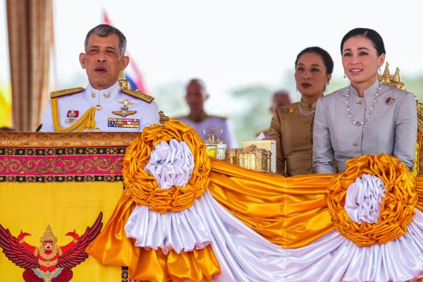 2019年5月9日，泰國國王瑪哈．哇集拉隆功和蘇提達王后（右），以及公主Bajrakitiyabha Mahidol（中）的陪同下，出現在曼谷大皇宮附近舉行的年度皇家耕種儀式上。