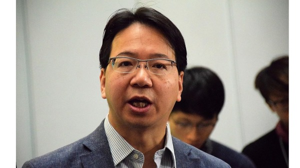 关于港府官员曾言不排除未来会“禁网”限制通讯，现任香港立法会议员莫乃光担心，香港就真成了大陆的一个城市了。