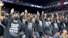 NBA加拿大多伦多开赛球迷疯抢撑港T恤(组图)