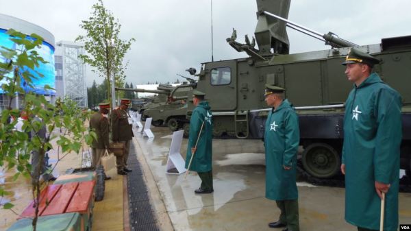 2015年莫斯科武器展览上的非洲国家军官。