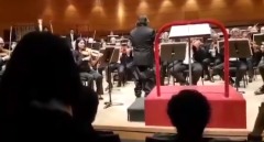 尴尬：庆十一音乐会指挥家裤子突然掉下来(图)