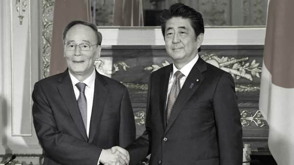 10月23日，日本首相安倍晋三（右）在日本东京会见了中共国家副主席王岐山（左）。