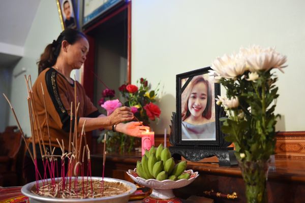2019年10月26日，越南Nghe An省的房屋內，親人在Bui Thi Nhung的肖像前燃香，她被認為是近日死於英國39人中的一員。