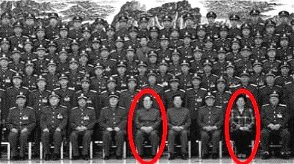陳至立（前排右二）參加軍委會見軍方代表活動，中央軍委現場重排座次，無軍職的陳至立驚坐第六把交椅。