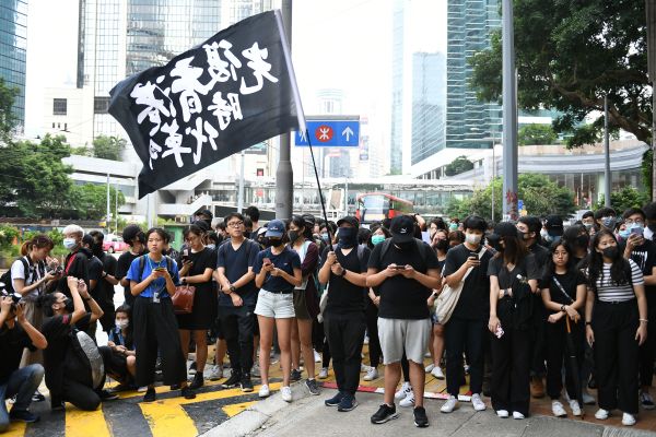 2019年10月9日，香港抗议者聚集在高等法院大楼外，高举黑旗，上写着“光复香港，时代革命”。