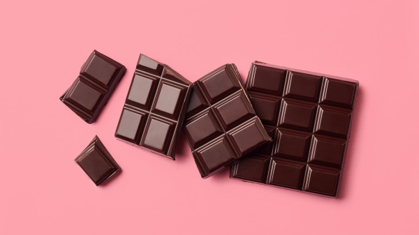 黑巧克力含有天然抗氧化剂黄酮素，对防治心血管疾病有一定功效。