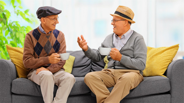 聊天是一个动脑过程，老年人与人交流过程也是锻炼反应和语言能力的脑部训练。