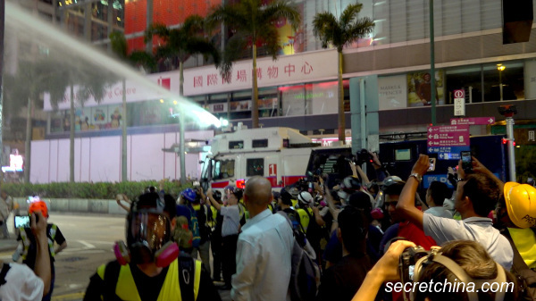 传香港入境处已在6月底设立“国安组”审查外媒记者的签证，因此导致驻港外媒记者的签证一直被延误。