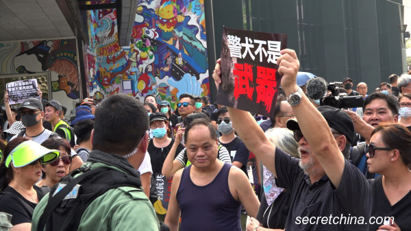 2019年7月21日香港元朗白衣人恐襲無辜市民，港警不僅遲到39分鐘，還跟手持木棍藤條的白衣暴徒搭肩。一周年之際，再度有市民繼續走出來發聲，豈料過程中竟有位港警對外媒記者暴走了！圖文無關。