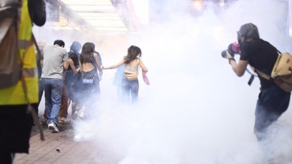 香港警方在街头乱射催泪弹