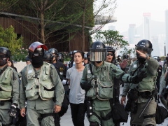 「港警」街頭飆普通話怒訓便衣：你侮辱軍人(視頻)