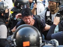 港警屯门狂射催泪弹竟射进民居