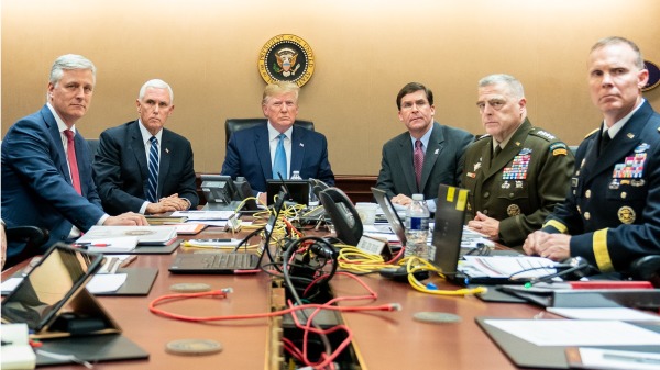 白宫发布了川普总统实时观看美国特种作战部队执行巴格达迪袭击行动的照片。(图片来源：Official White House Photo by Shealah Craighead)