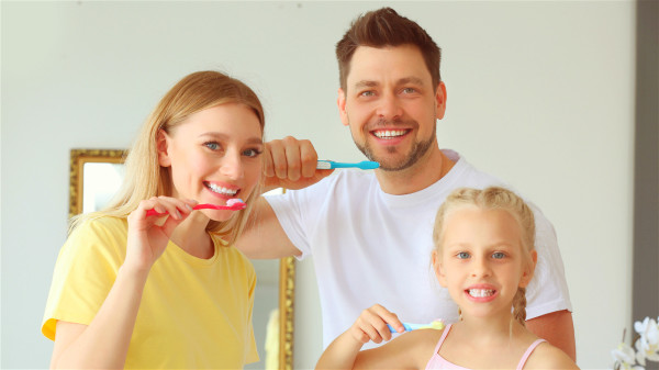 全家人刷牙