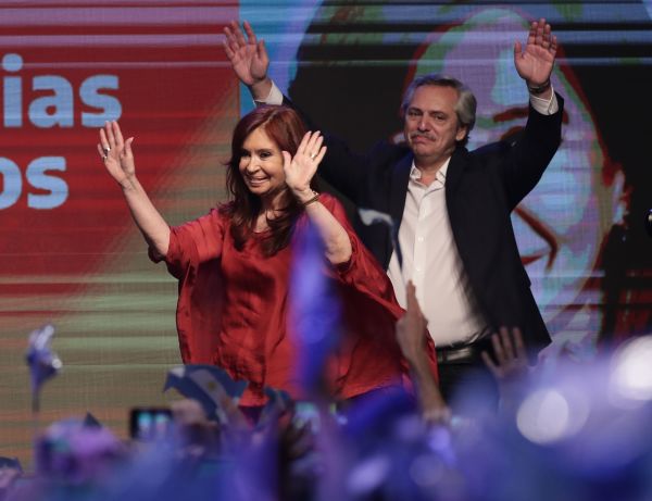 2019年10月27日，新當選的阿根廷總統艾柏托和副總統克里斯蒂娜．費爾南德斯答謝支持者。