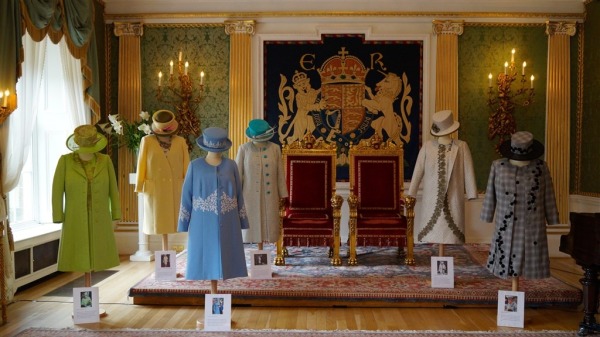 英国女王伊丽莎白二世总是衣着高雅得体，常年替她服务的助理凯利以新书揭露女王衣橱内的小秘密。