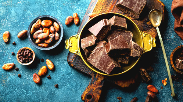 黑巧克力中含有更多的可可，对身体更有益。