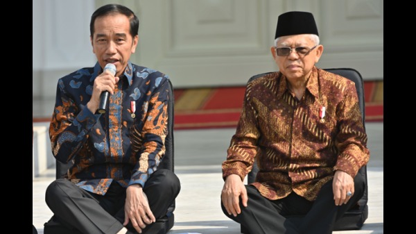 印度尼西亚总统佐科最近因为一个“高难度的独特坐姿”使他在社交网络上爆红！