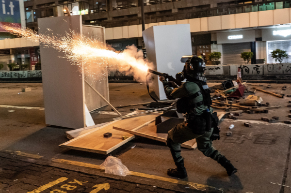 昨日在香港湾仔修顿球场，港警暴力驱散市民，并掷出催泪弹。有一名港警因为吸入催泪烟雾，并引发身体不适，跪在地上休息。图为港警发催泪弹示意图。