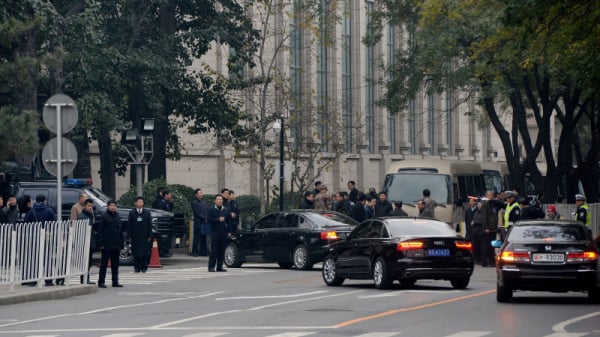 网传任学锋是自杀身亡，并且是在京西宾馆七楼跳下。此前消息指，四中全会在京西宾馆闭门举行期间，所有与会人员都被严密监控。