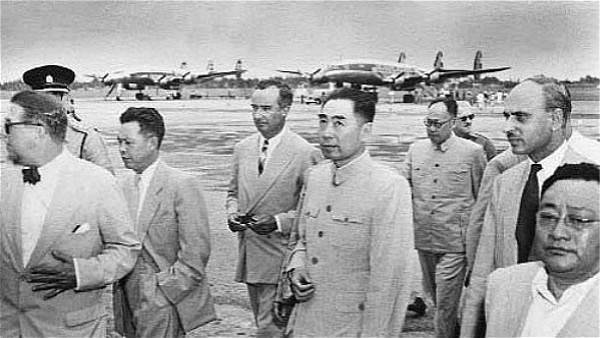 周恩来1955年4月16日上午抵达新加坡加冷机场，其诡异的眼神或泄露其当时的诡秘内心世界。（网络图片）