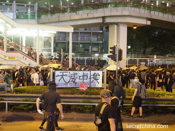 10月4日，香港市民在荃湾尖咀道游乐场集会。