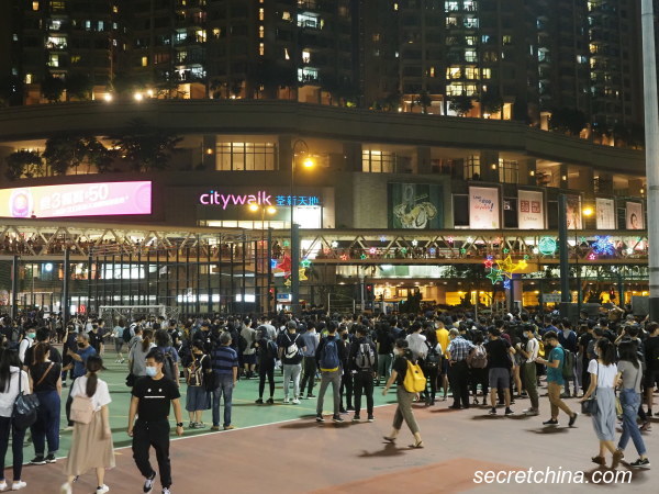 逼上樑山？香港示威者宣佈成立「臨時政府」