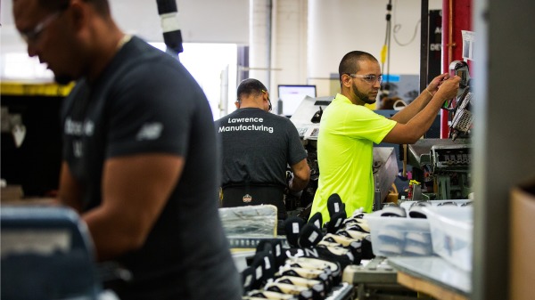 馬薩諸塞州的一家鞋廠工人在工作。（圖片來源：Adam Glanzman/Getty Images）