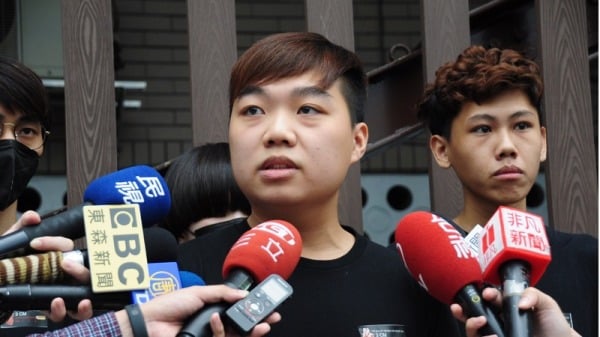针对日前校内连侬墙遭两名大陆学生撕毁，国立台湾艺术大学有多名香港学生到板桥分局提告他们毁损与妨害自由。