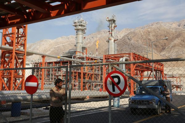 2015年11月19日，伊朗南部港口城镇阿萨卢耶的南帕斯气田设施。