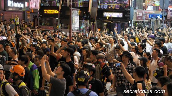 《禁蒙面法》实施后，昨日港民也再度展开示威活动，香港多区发生警民冲突。