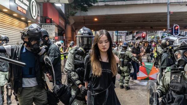 10月6日，一名“反送中”运动抗议者在香港湾仔区被警方逮捕。
