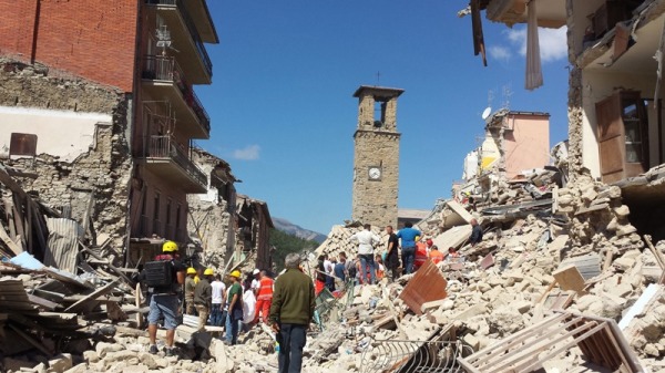 地震后的教学楼已变成一片堆满碎砖乱木及歪扭的钢筋骨架的废墟。