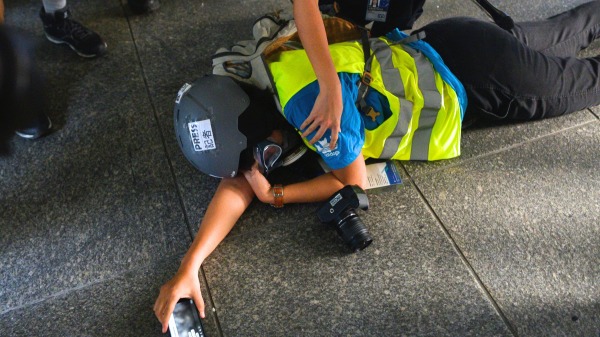香港政府和警方研究以官方发证、派发官方认可的识别物品等方式，辨识在示威冲突现场采访的记者。对此，香港的传媒工会及组织发表联合声明，严正反对。