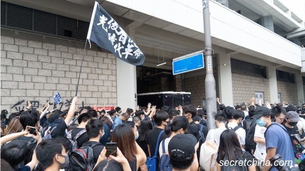 本土民主前线前发言人梁天琦上诉案开庭，大批港人到场声援，高喊“光复香港、时代革命”口号。（图片来源：周秀文／看中国摄影）