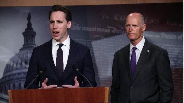 参议员乔什·霍利（Josh Hawley）（左）和里克·斯科特（Rick Scott）纷纷发推言辞谴责赵立坚。霍利还说他被屏蔽了。（图片来源：Alex Wong/Getty Images）