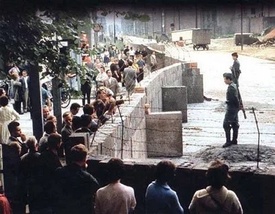 1961年8月13日，东德政府开始修建柏林墙。