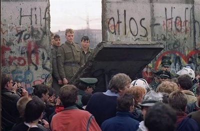 柏林墙倒塌了。