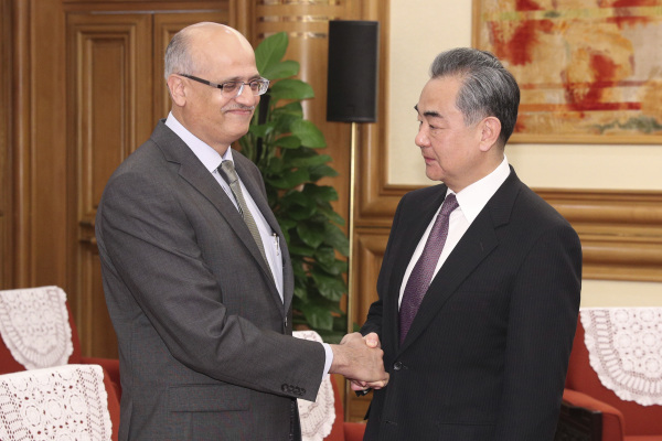 2019年4月22日，中国外交部长王毅与印度外交部长戈卡莱在北京会面。