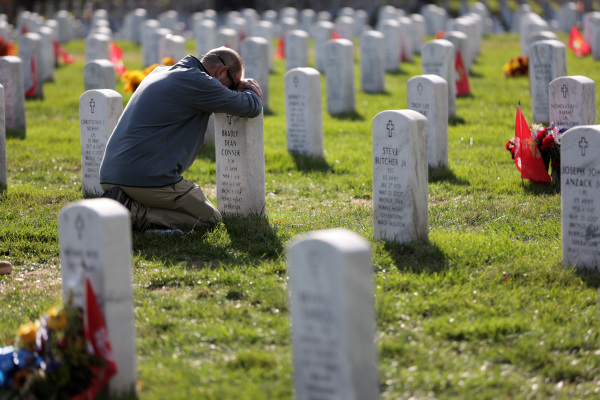 2019年11月11日美国退伍军人节，一位美国人在阿灵顿国家公墓悼念他的朋友。