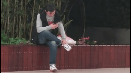 王思聪被限高消费后首现身独坐路边玩手机