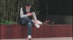 王思聰被限高消費後首現身獨坐路邊玩手機(圖)