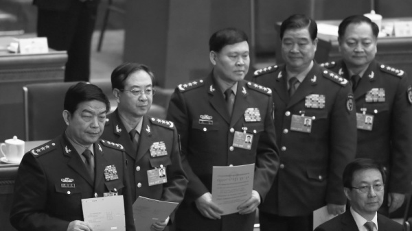 罕见被官方通报自杀身亡的原中共军委政治工作部主任、上将张阳（中）。