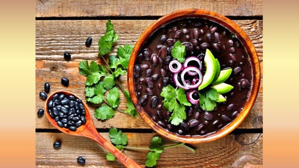 黑豆能強肝、強腎，增加血液，使身體恢復體力。