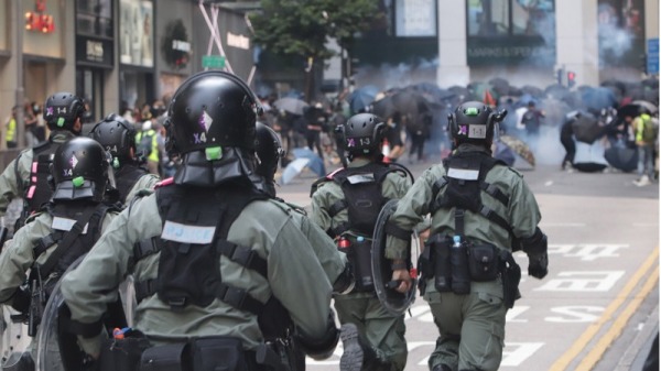 香港街头的示威者与警察对抗。