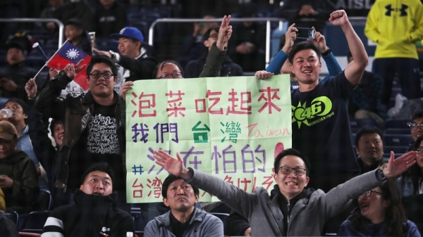 因为赛前传出韩国不把中华队放在眼里，所以很多中华队球迷前来力挺。