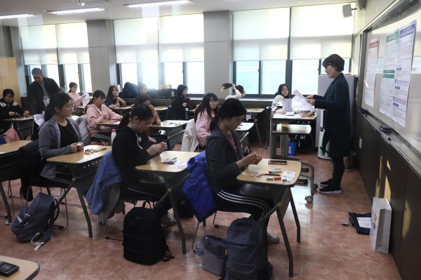 2018年11月15日，韩国高中学生参加高考。