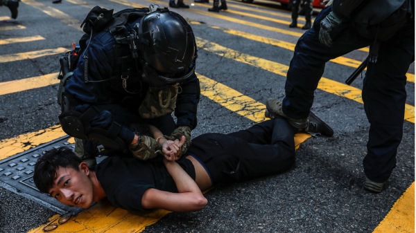 香港反送中示威者被港警抓捕