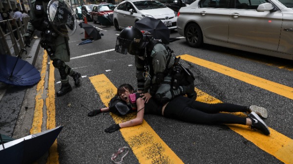 11月13日，港警逮捕一名抗議女子。