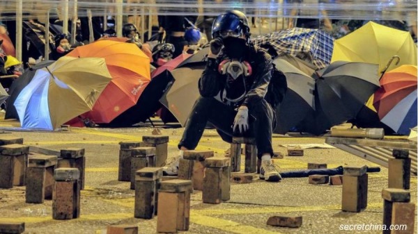 2019年11月，香港爆发“理大围城”，又称“理大保卫战”，示威者和警方发生冲突。（图片来源：庞大卫/看中国）